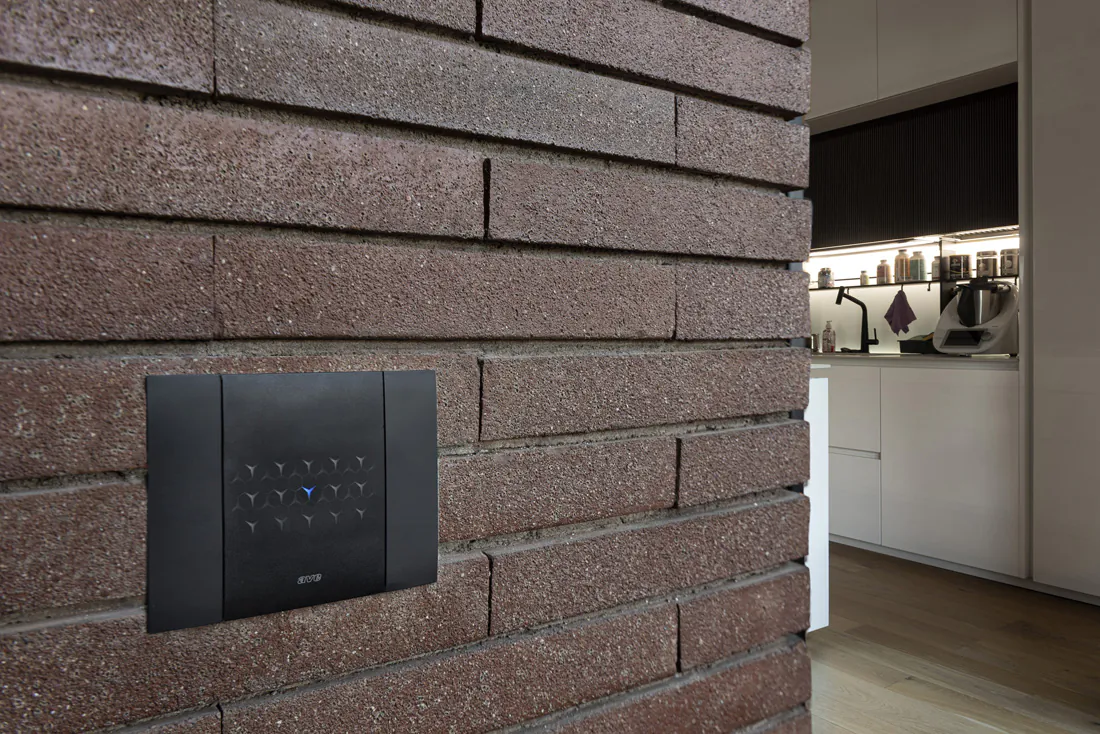 Placca Smart Touch in metallo con un design elegante